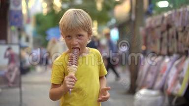 小男孩参观传统的韩国街头市场。 男孩正在吃一个33厘米长的冰淇淋。 前往韩国